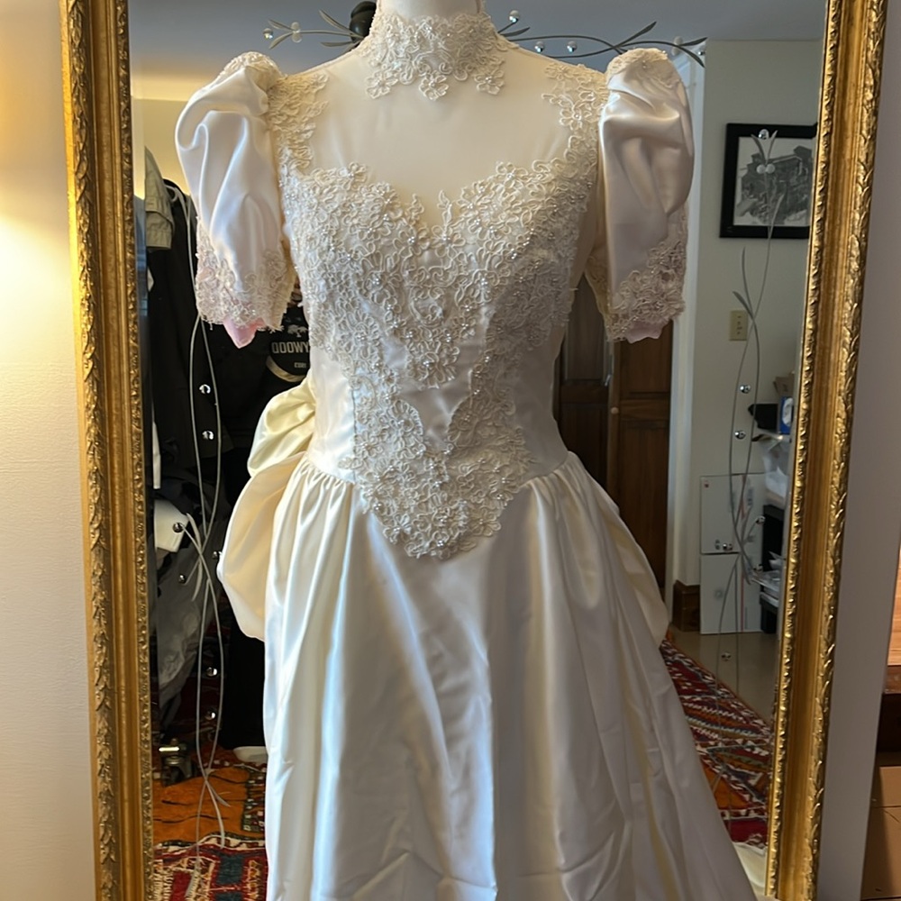 Elegant White Lace Wedding Dress - Picture 13 of 14